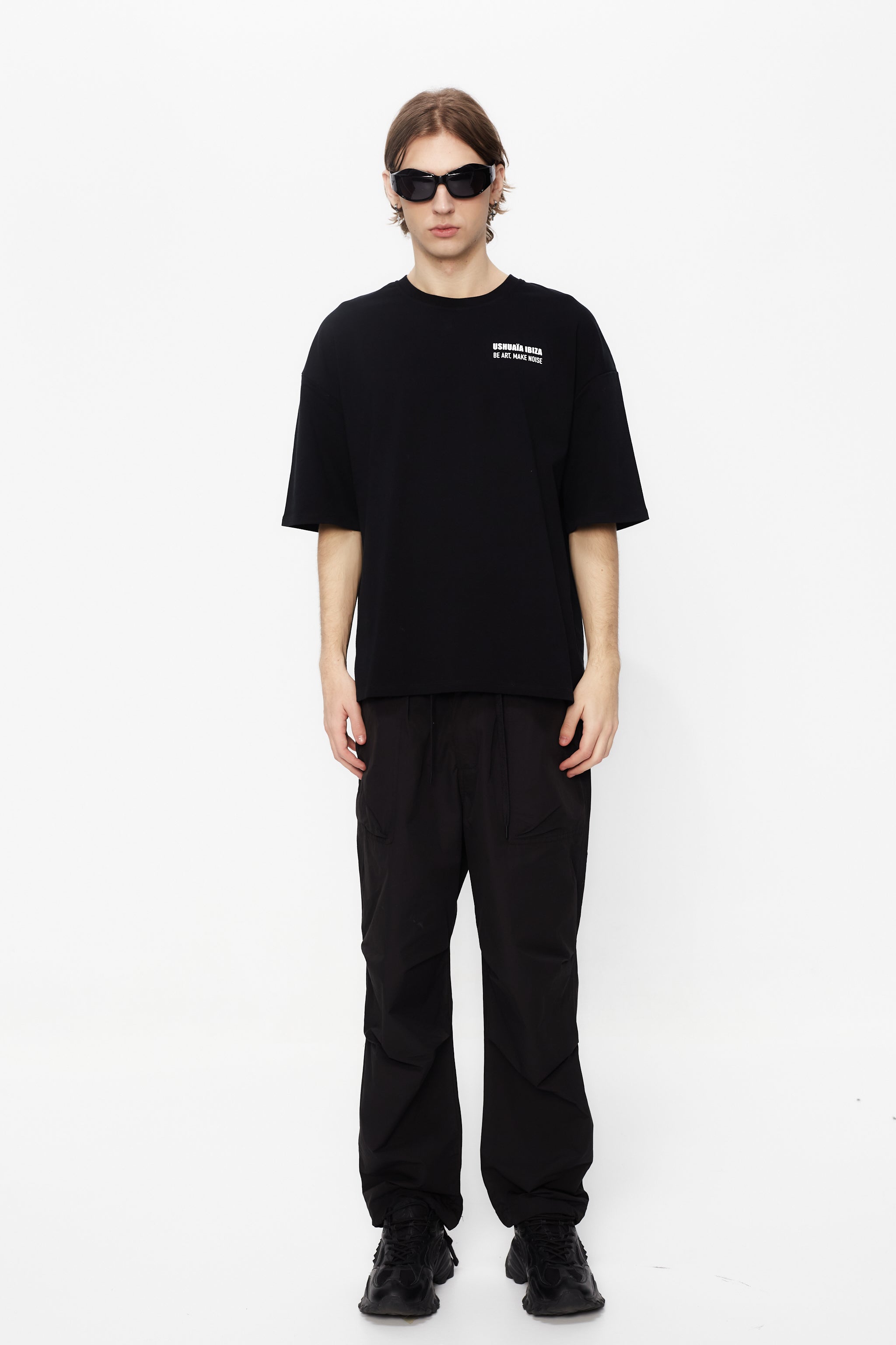 Oversize plus t-shirt with round neck and short sleeves. Contrast combined print detail on front and back.
USHUAÏA x ANDREA MARCACCINI 