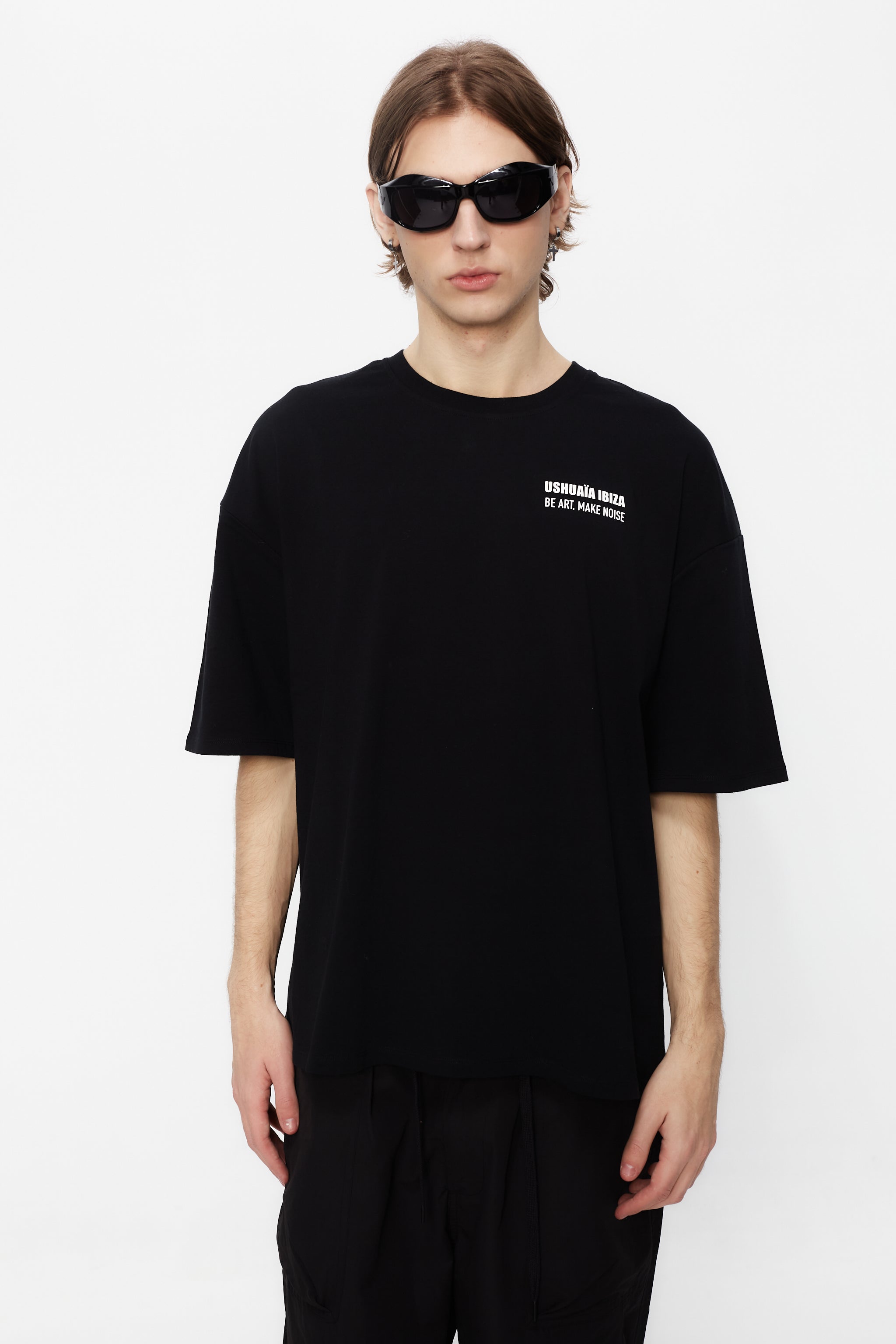 Oversize plus t-shirt with round neck and short sleeves. Contrast combined print detail on front and back.
USHUAÏA x ANDREA MARCACCINI 