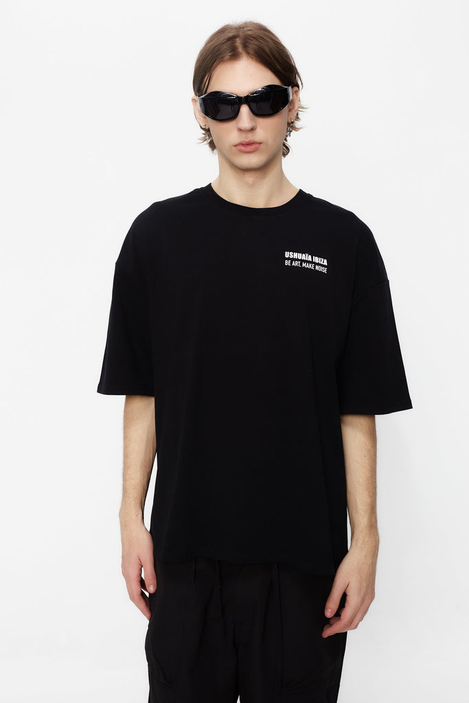 Oversize plus t-shirt with round neck and short sleeves. Contrast combined print detail on front and back.
USHUAÏA x ANDREA MARCACCINI 