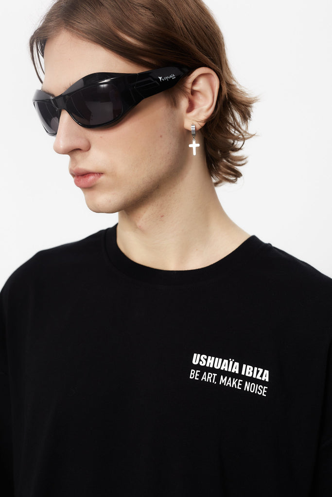 Oversize plus t-shirt with round neck and short sleeves. Contrast combined print detail on front and back.
USHUAÏA x ANDREA MARCACCINI 