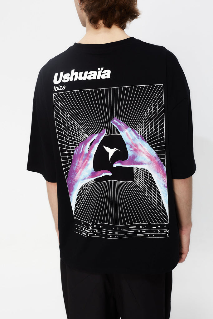 Oversize plus t-shirt with round neck and short sleeves. Contrast combined print detail on front and back.
LIMITED EDITION 