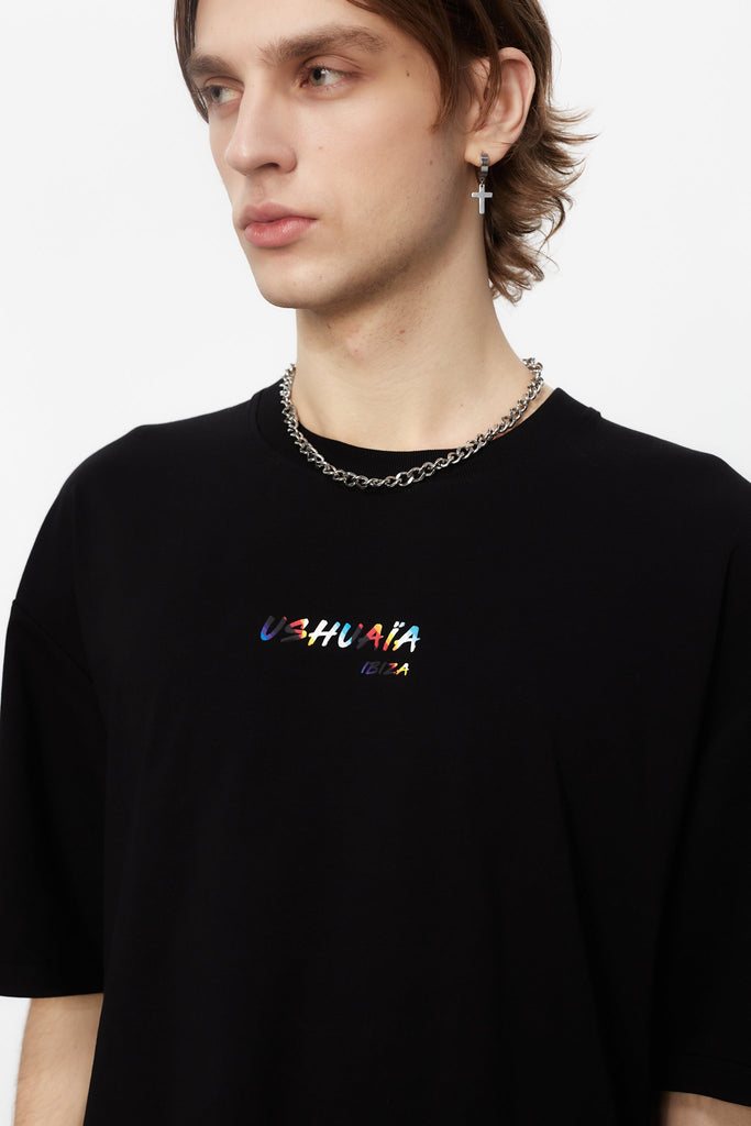 Oversized t-shirt with round neck and short sleeves. Contrast combined print detail on front and back.