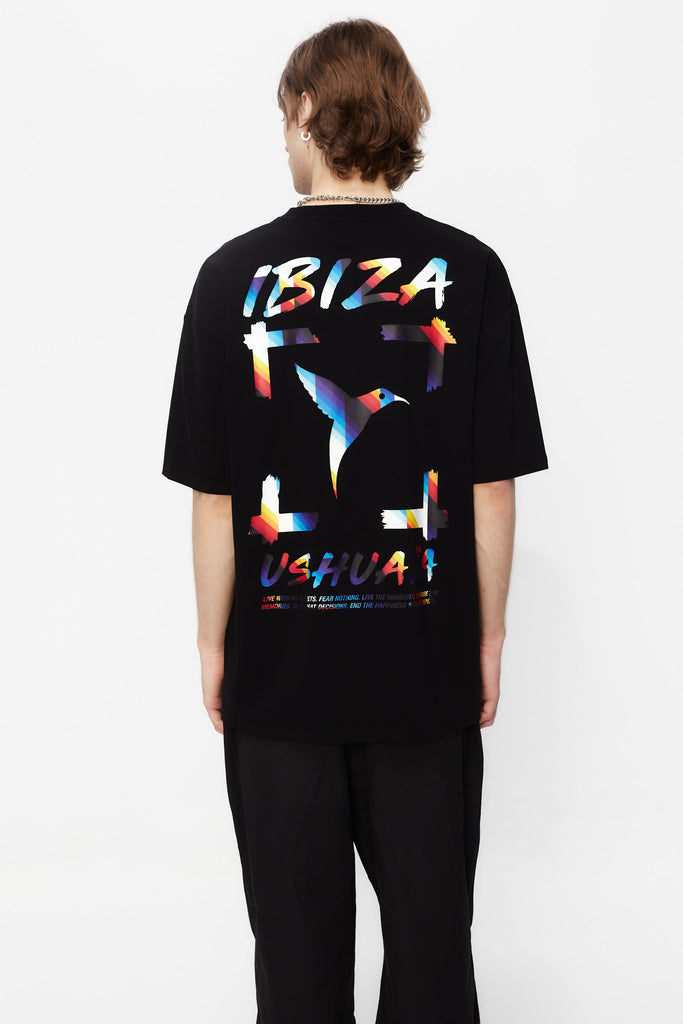 Oversized t-shirt with round neck and short sleeves. Contrast combined print detail on front and back.