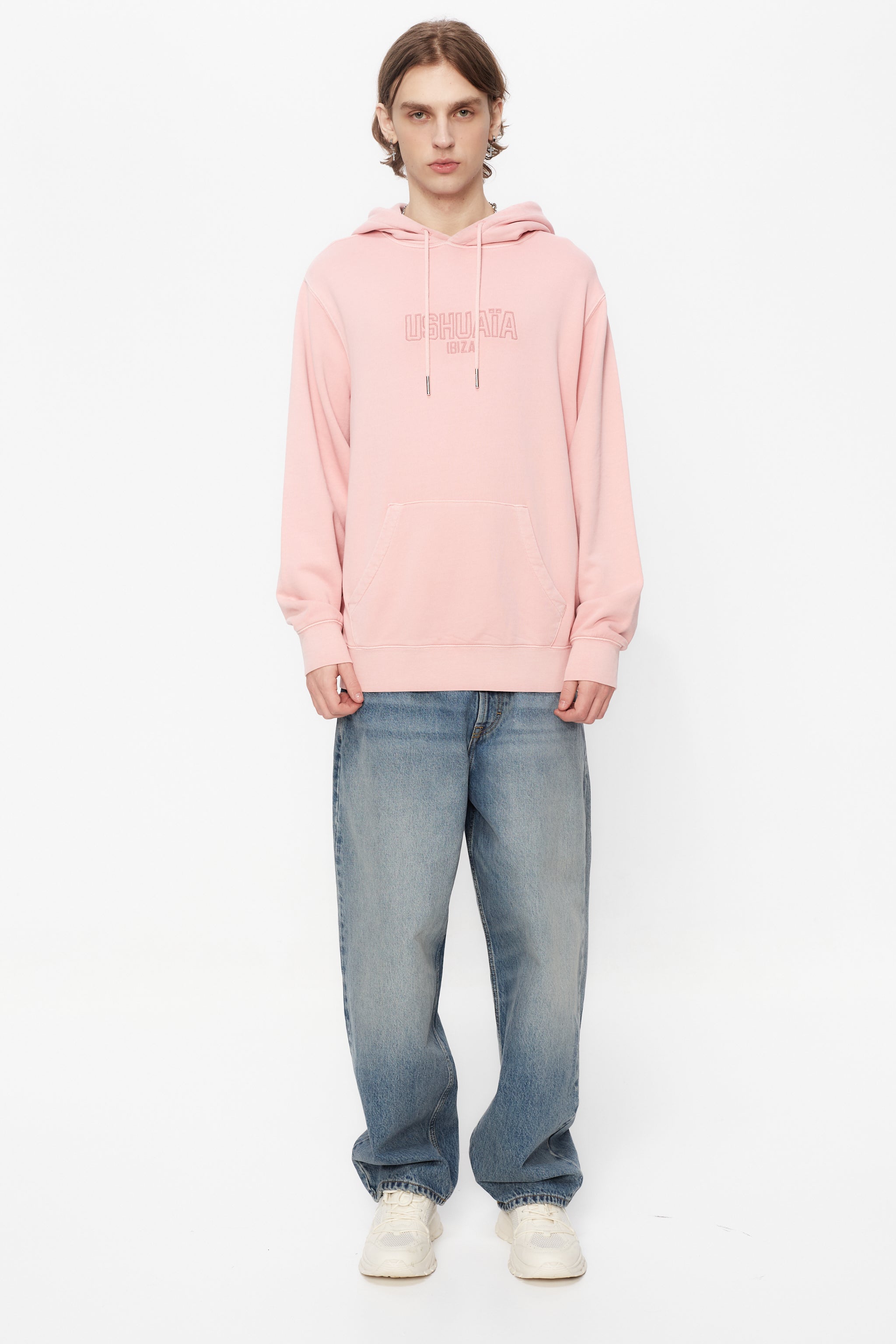 Regular fit garment dye sweatshirt with adjustable hood with drawstring and long sleeves. Contrasting combined embroidery detail on the front. Kangaroo pocket on the front. Ribbed finishes.