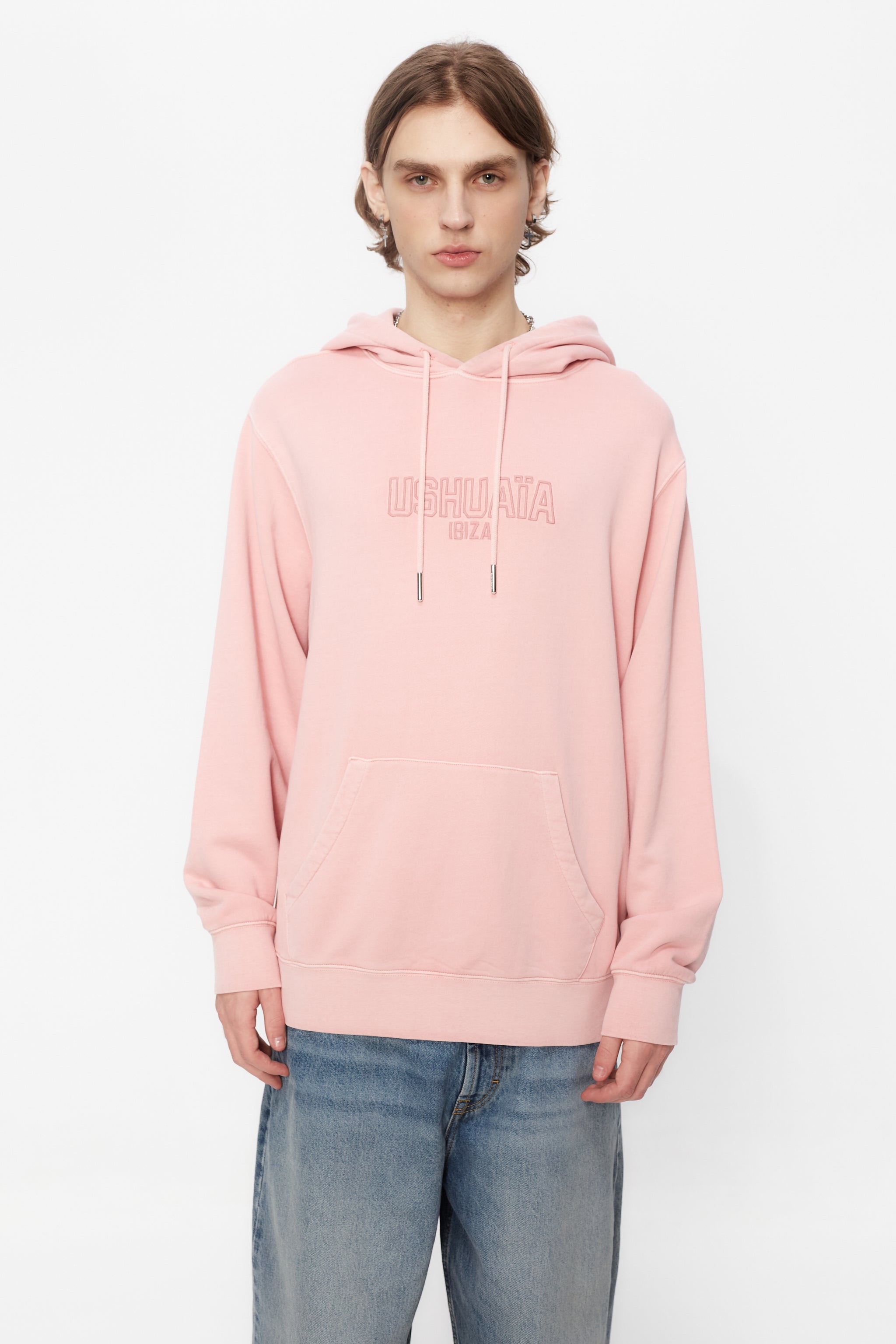 Regular fit garment dye sweatshirt with adjustable hood with drawstring and long sleeves. Contrasting combined embroidery detail on the front. Kangaroo pocket on the front. Ribbed finishes.