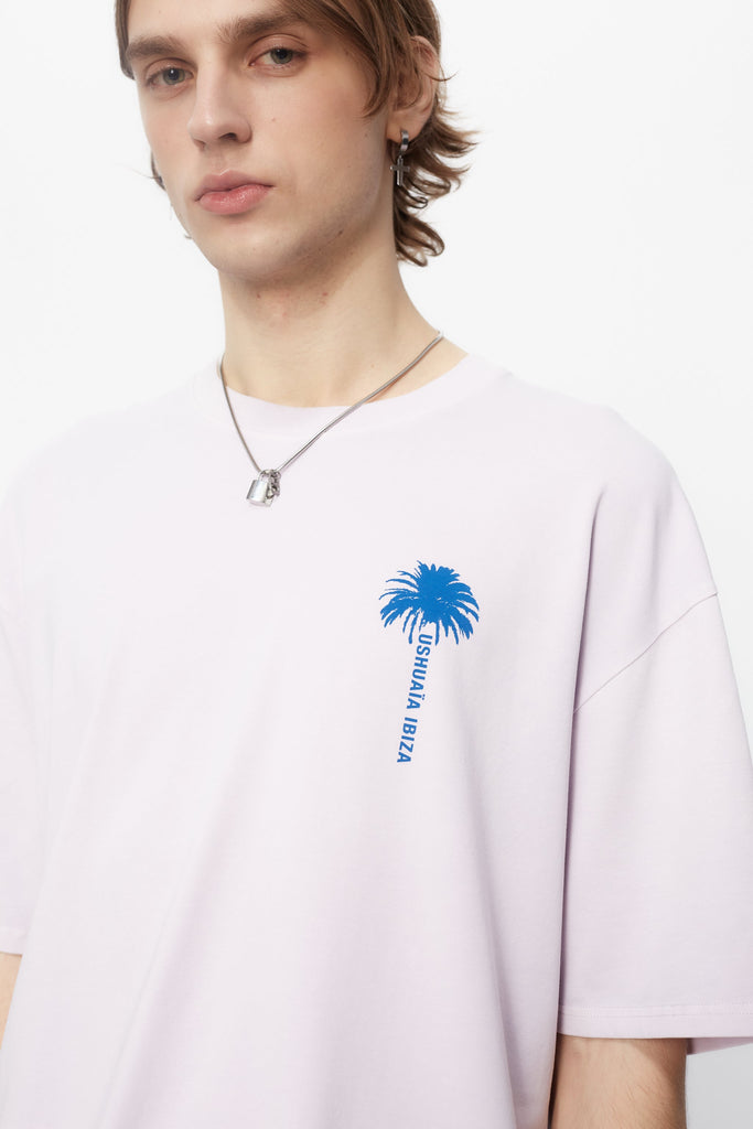 Oversized t-shirt with round neck and short sleeves washed with fade out effect. Contrast combined print detail on front and back.