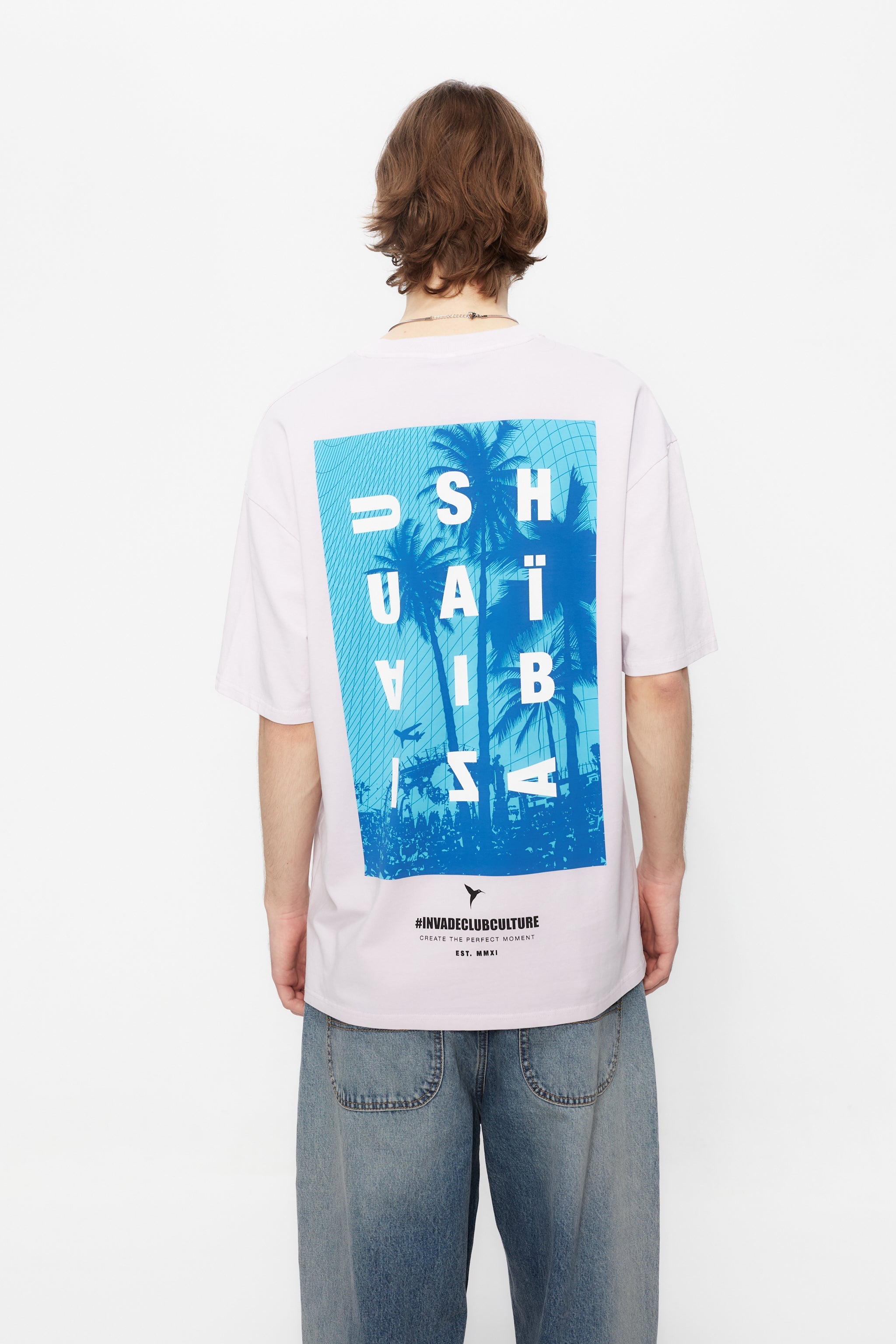 Oversized t-shirt with round neck and short sleeves washed with fade out effect. Contrast combined print detail on front and back.