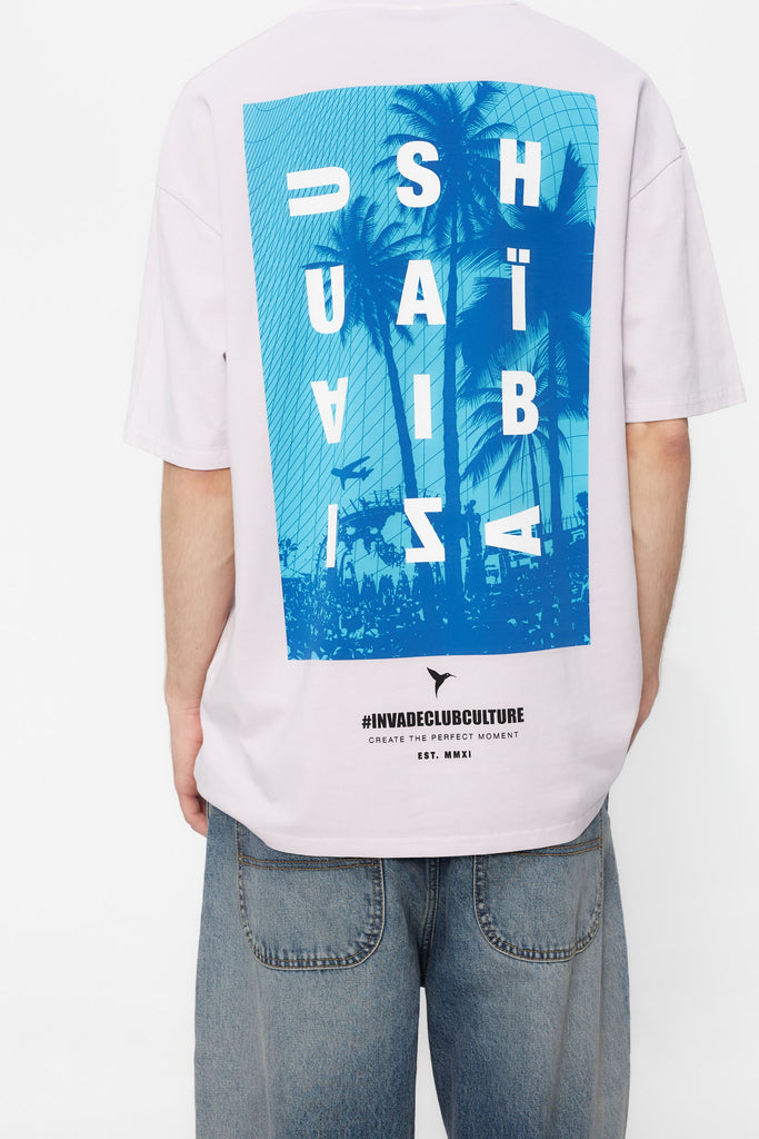 Oversized t-shirt with round neck and short sleeves washed with fade out effect. Contrast combined print detail on front and back.