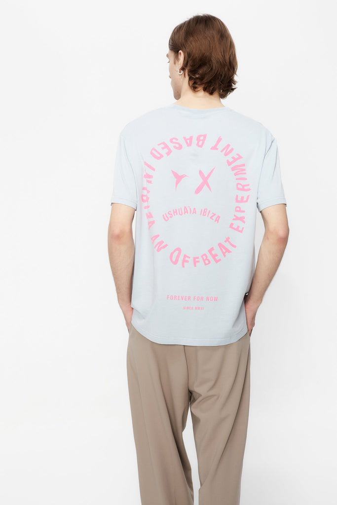 Regular fit t-shirt with round neck and washed short sleeves with fade out effect. Contrast combined print detail on front and back.