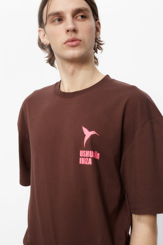 Oversized t-shirt with round neck and short sleeves. Contrast combined print detail on front and back