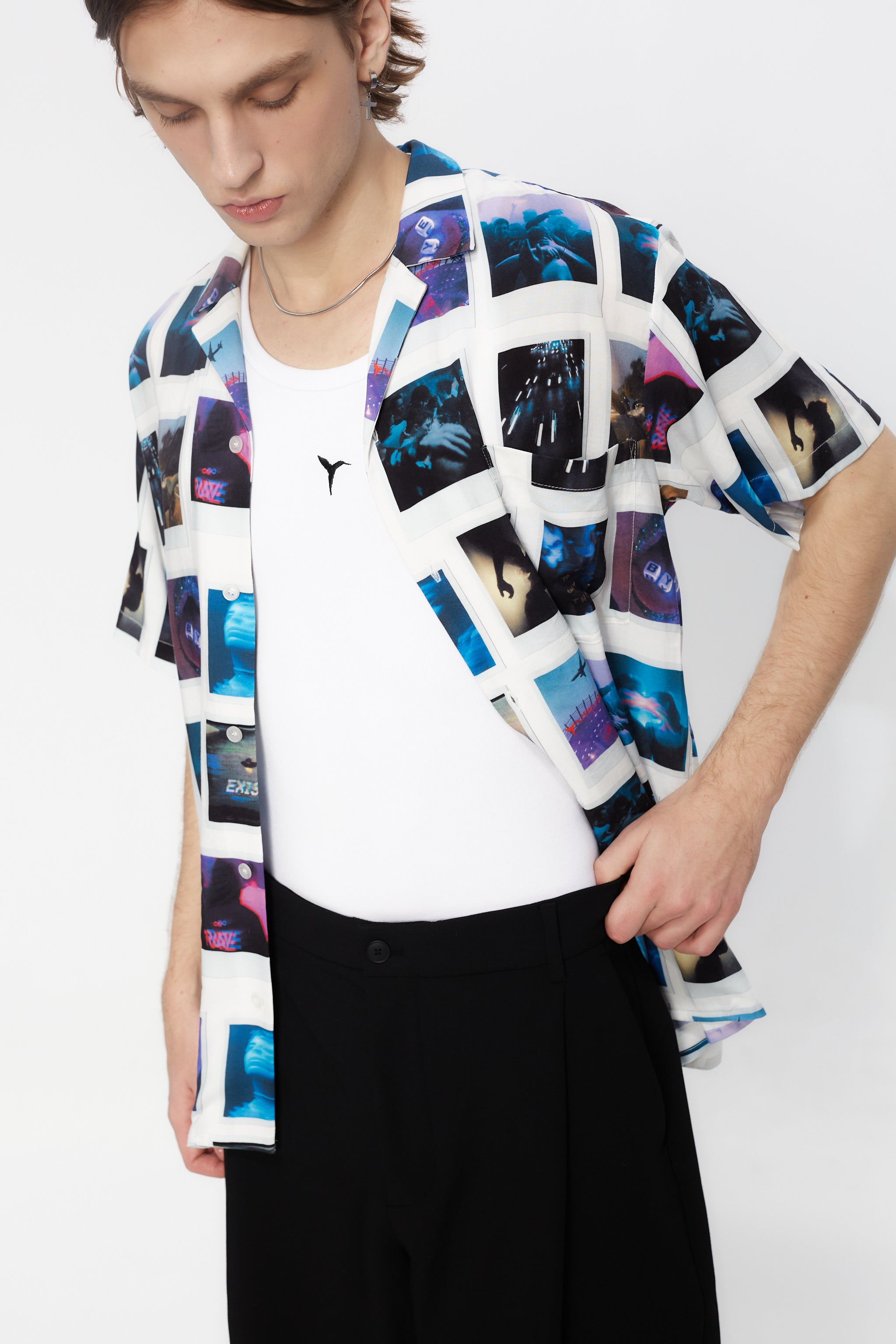 Printed shirt made of blend fabric. Lapel collar and short sleeve. Front button closure. Patch detail on the front and personalized label on the back.