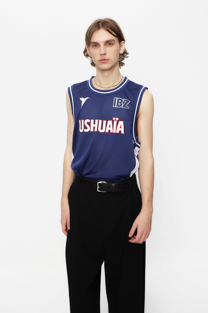 Basket shirt made of mesh fabric, lightweight and breathable. Round neck and ribbed armhole sleeves. Contrast combined print and application detail on front and back. Patch on the front.