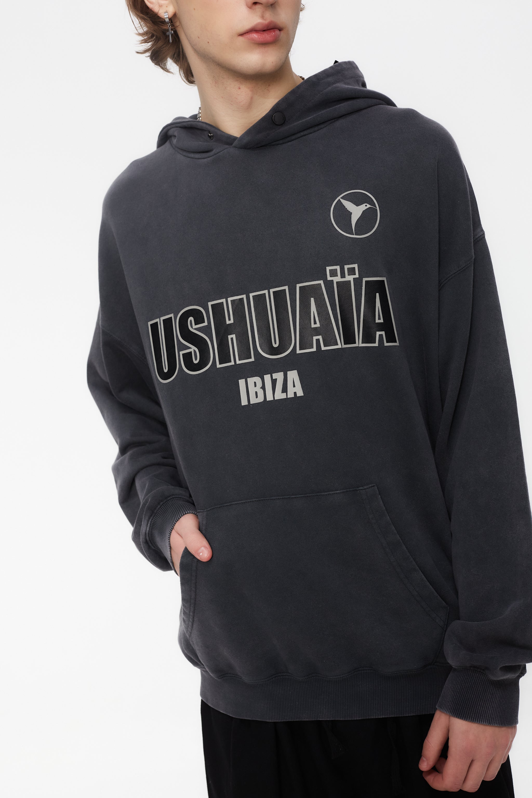 Oversized sweatshirt with adjustable hood with automatic and washed long sleeves with fade out effect. Contrast combined print detail on the front. Kangaroo pocket on the front. Ribbed finishes.