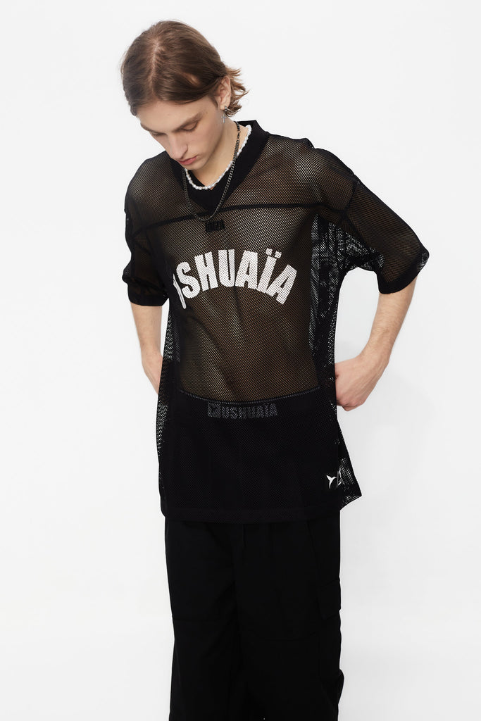 Rugby style t-shirt made of mesh fabric, light and breathable. V-neck and short sleeves. Contrasting embroidery and print detail on the front. Central seam on the back.