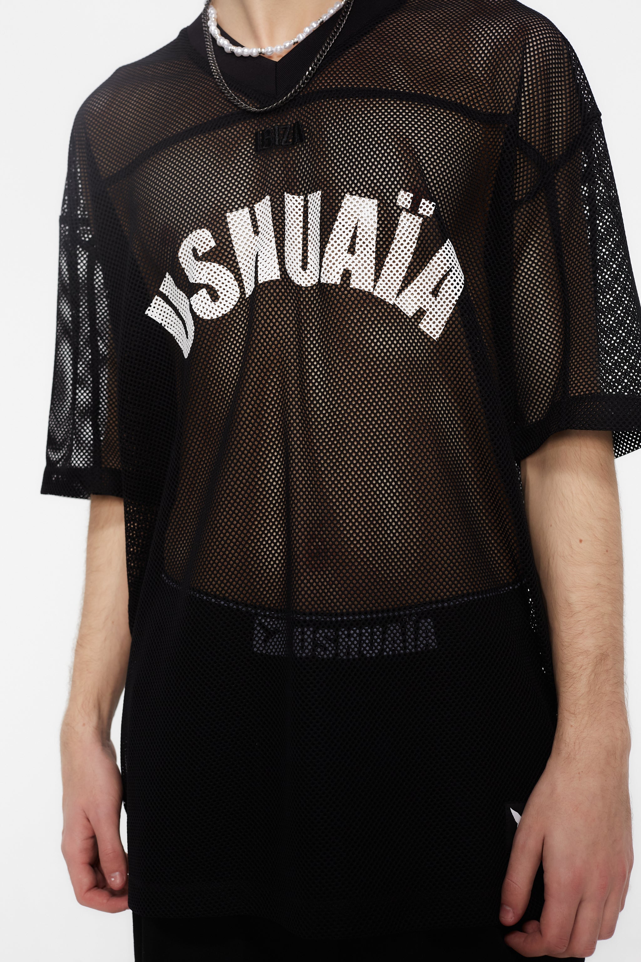 Rugby style t-shirt made of mesh fabric, light and breathable. V-neck and short sleeves. Contrasting embroidery and print detail on the front. Central seam on the back.