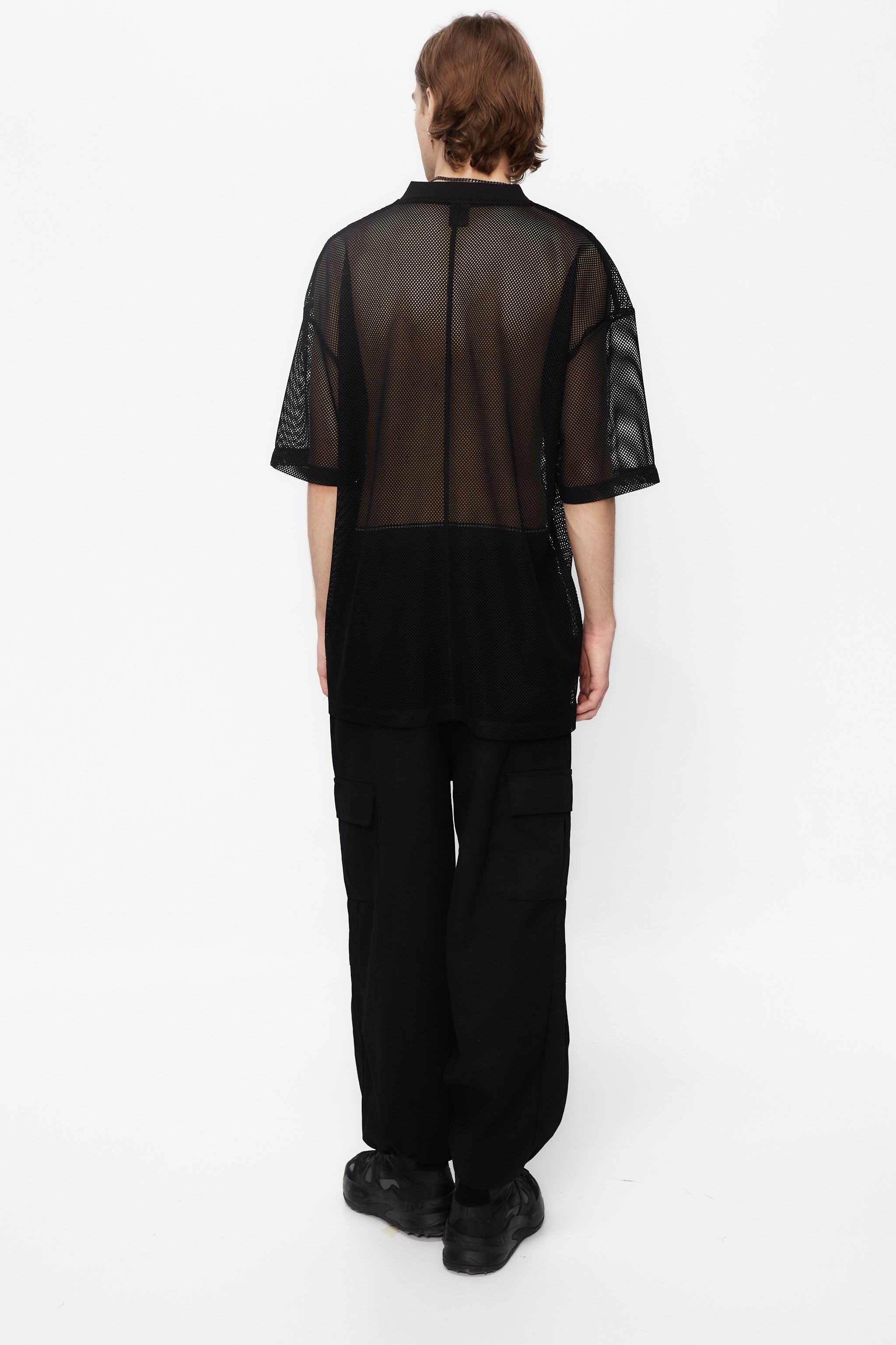 Rugby style t-shirt made of mesh fabric, light and breathable. V-neck and short sleeves. Contrasting embroidery and print detail on the front. Central seam on the back.