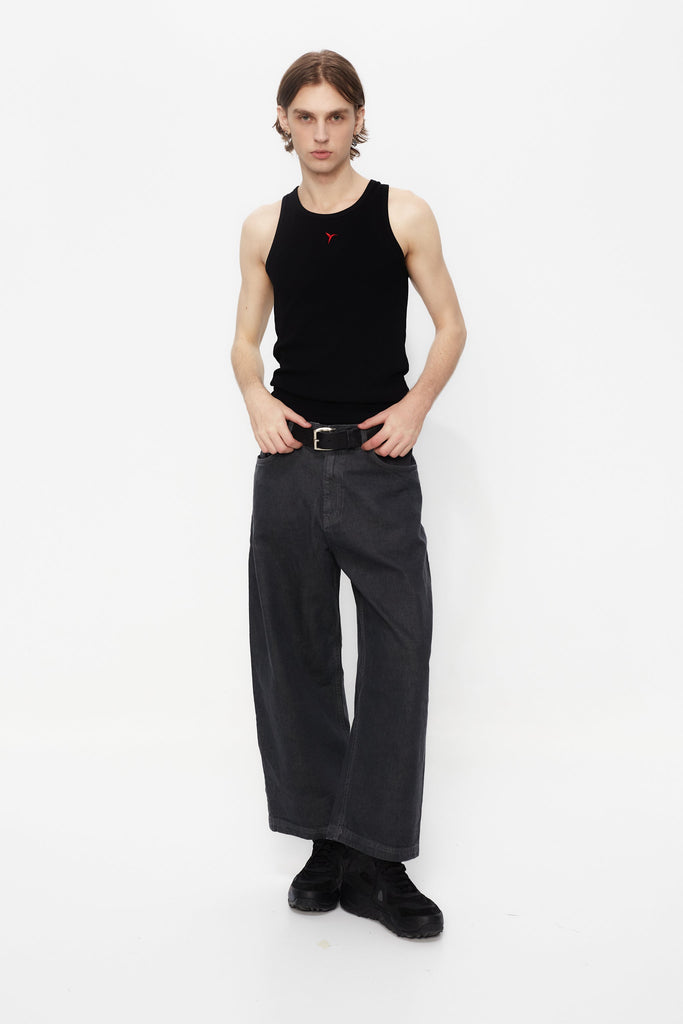 Ribbed t-shirt with a round neck and sleeveless design. Contrast embroidered detail on the front.