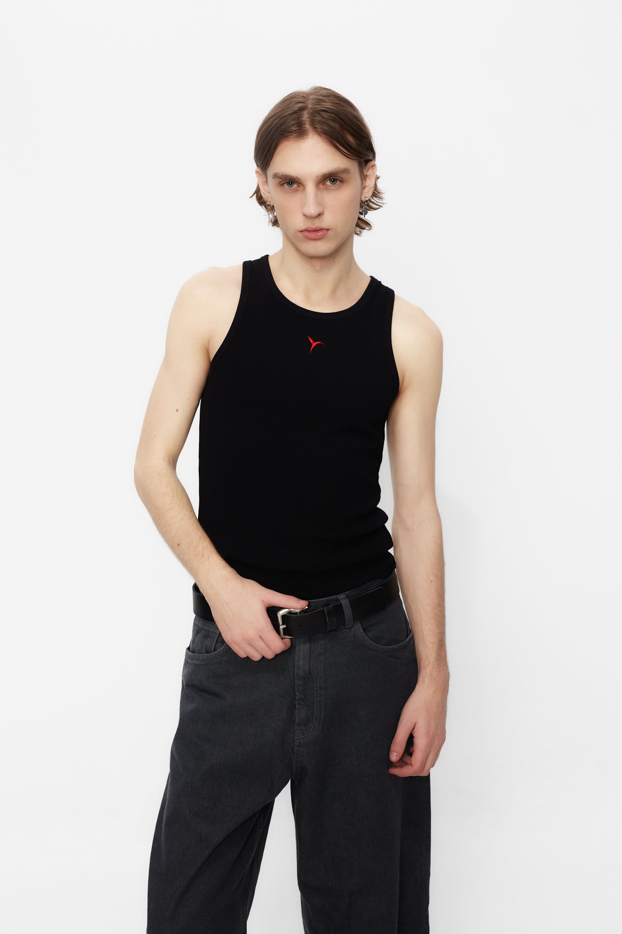 Ribbed t-shirt with a round neck and sleeveless design. Contrast embroidered detail on the front.