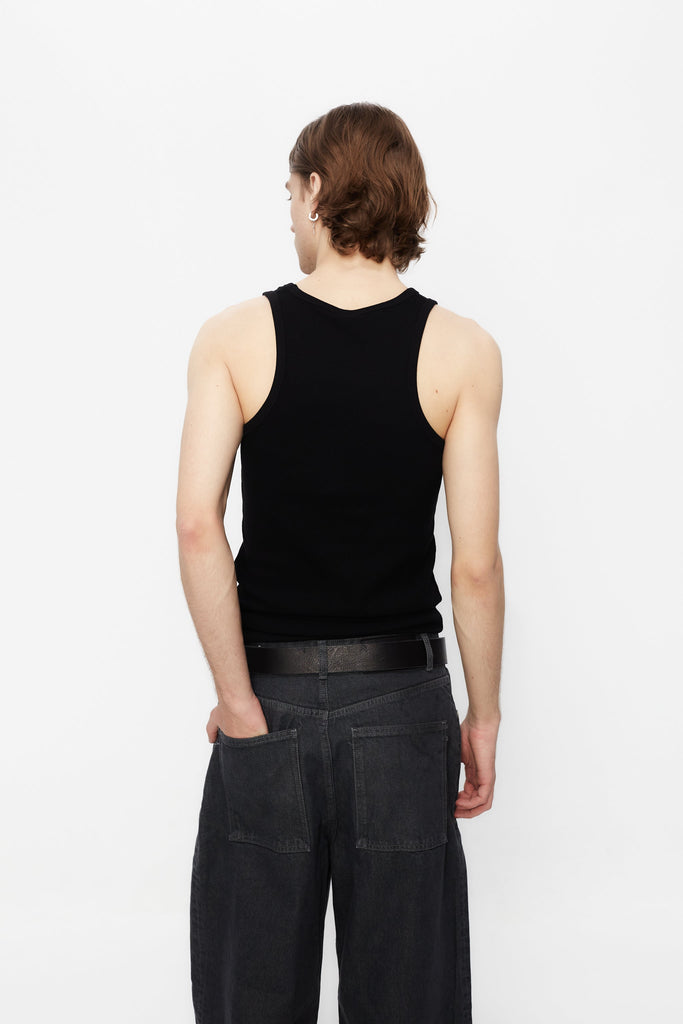 Ribbed t-shirt with a round neck and sleeveless design. Contrast embroidered detail on the front.