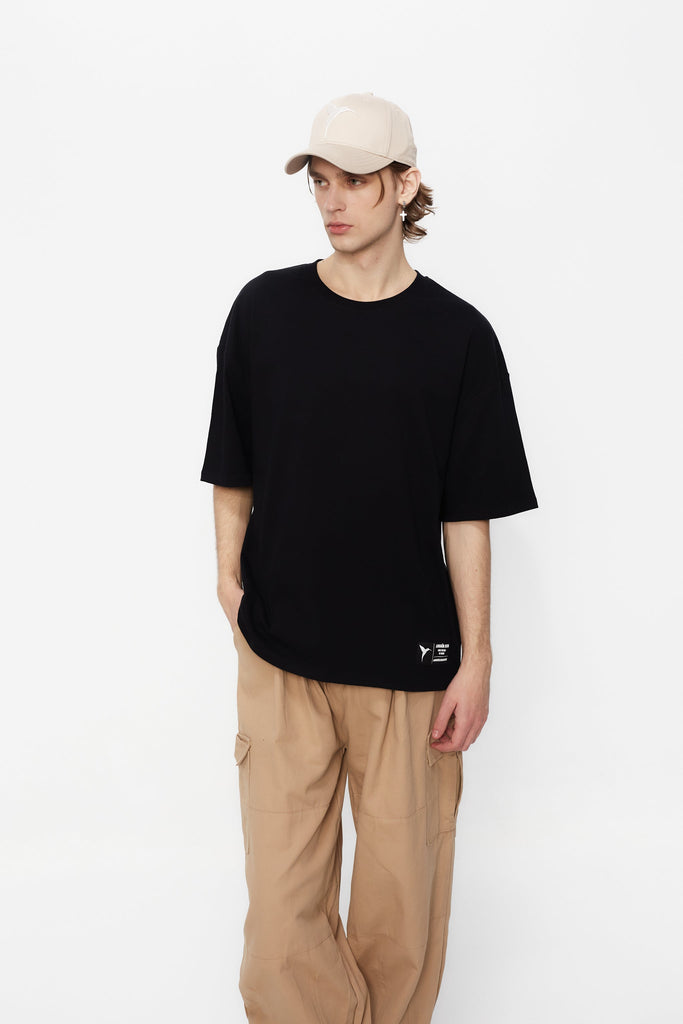 Oversize plus t-shirt with round neck and short sleeves. Patch detail on the front combined with contrast print on the back.