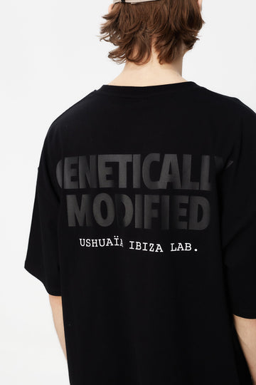 Oversize plus t-shirt with round neck and short sleeves. Patch detail on the front combined with contrast print on the back.