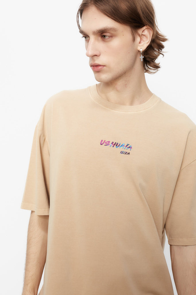 Oversized t-shirt with round neck and short sleeves. Contrast combined print detail on front and back.