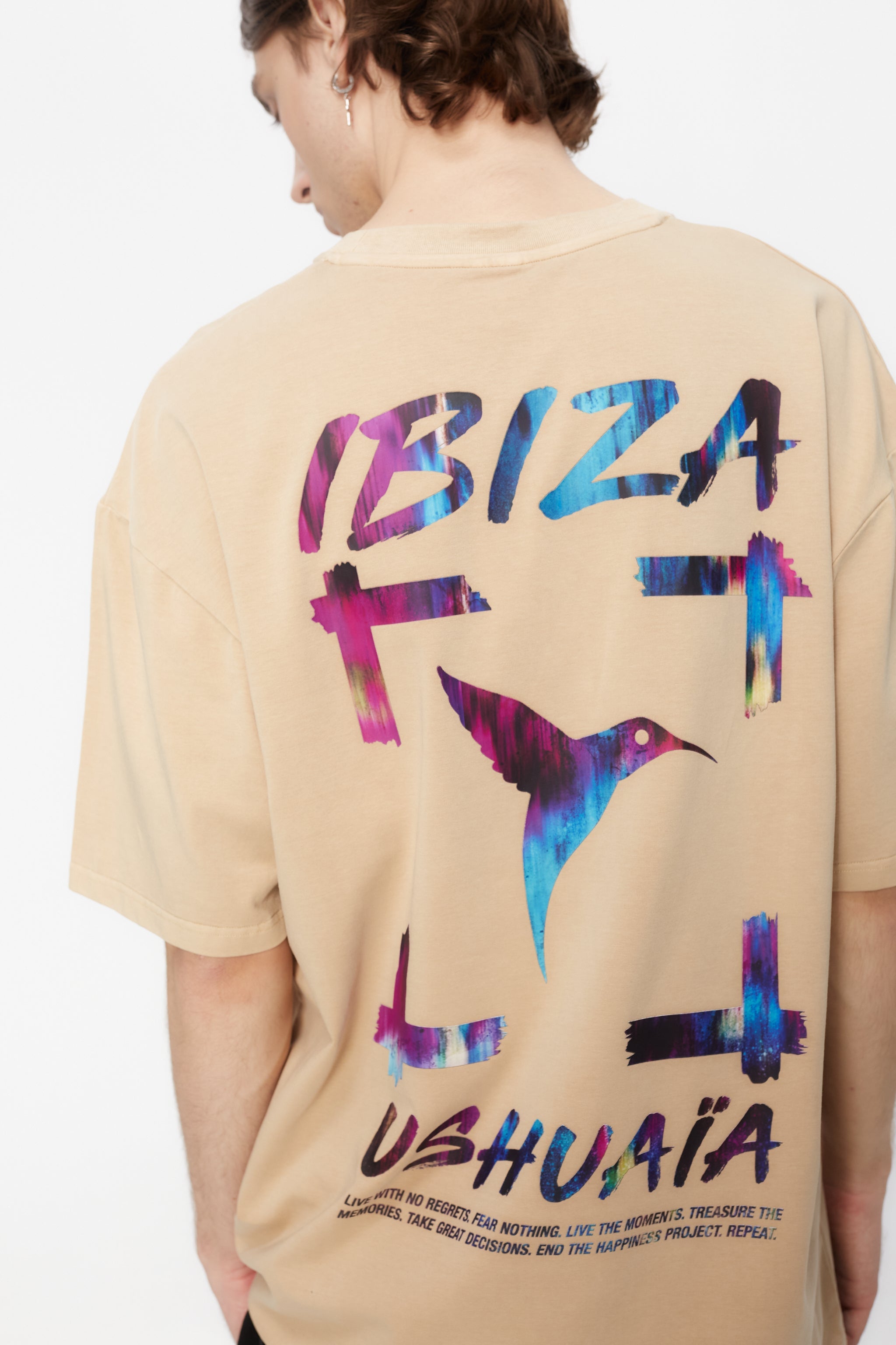 Oversized t-shirt with round neck and short sleeves. Contrast combined print detail on front and back.