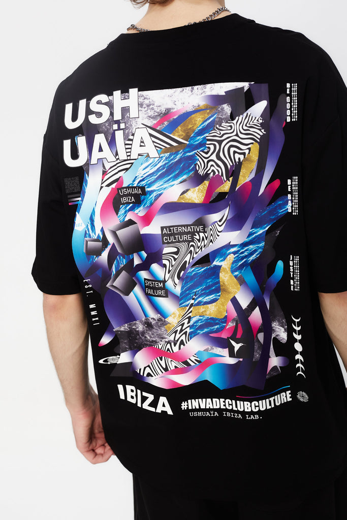 Oversized t-shirt with round neck and short sleeves. Contrast combined print detail on front and back.