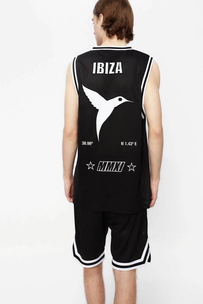 Basketball shirt made of mesh fabric, lightweight and breathable. V-neck and ribbed armhole sleeves. Contrast combined print and application detail on front and back. Patch on the front.