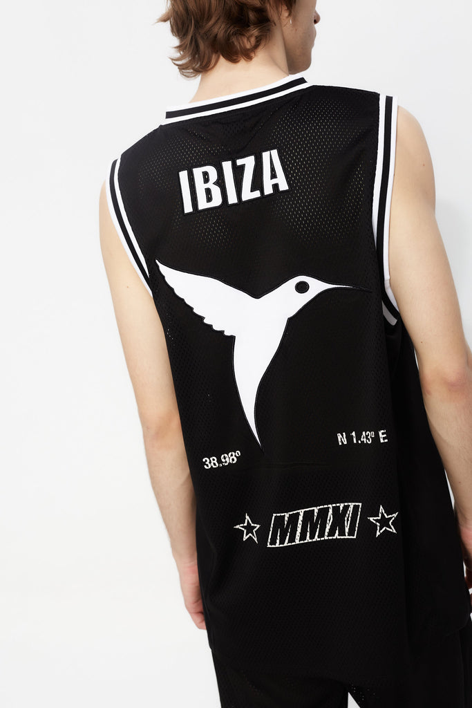 Basketball shirt made of mesh fabric, lightweight and breathable. V-neck and ribbed armhole sleeves. Contrast combined print and application detail on front and back. Patch on the front.