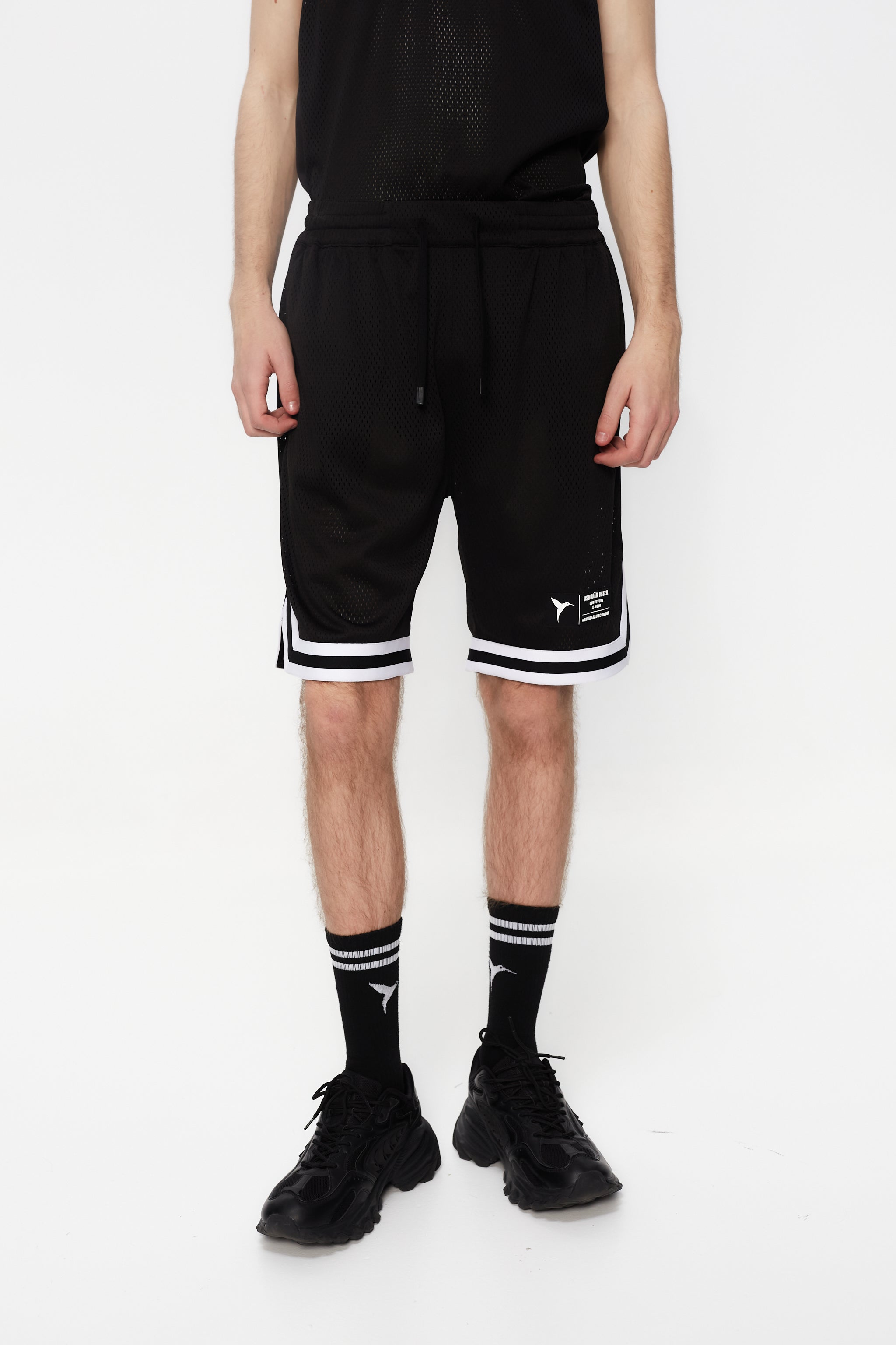 Bermuda shorts made of mesh fabric, light and breathable. Adjustable elastic waist with inner drawstring. Contrasting combined print on the front and side embroidery. Decorative snap detail on the sides with integrated pockets. 
 