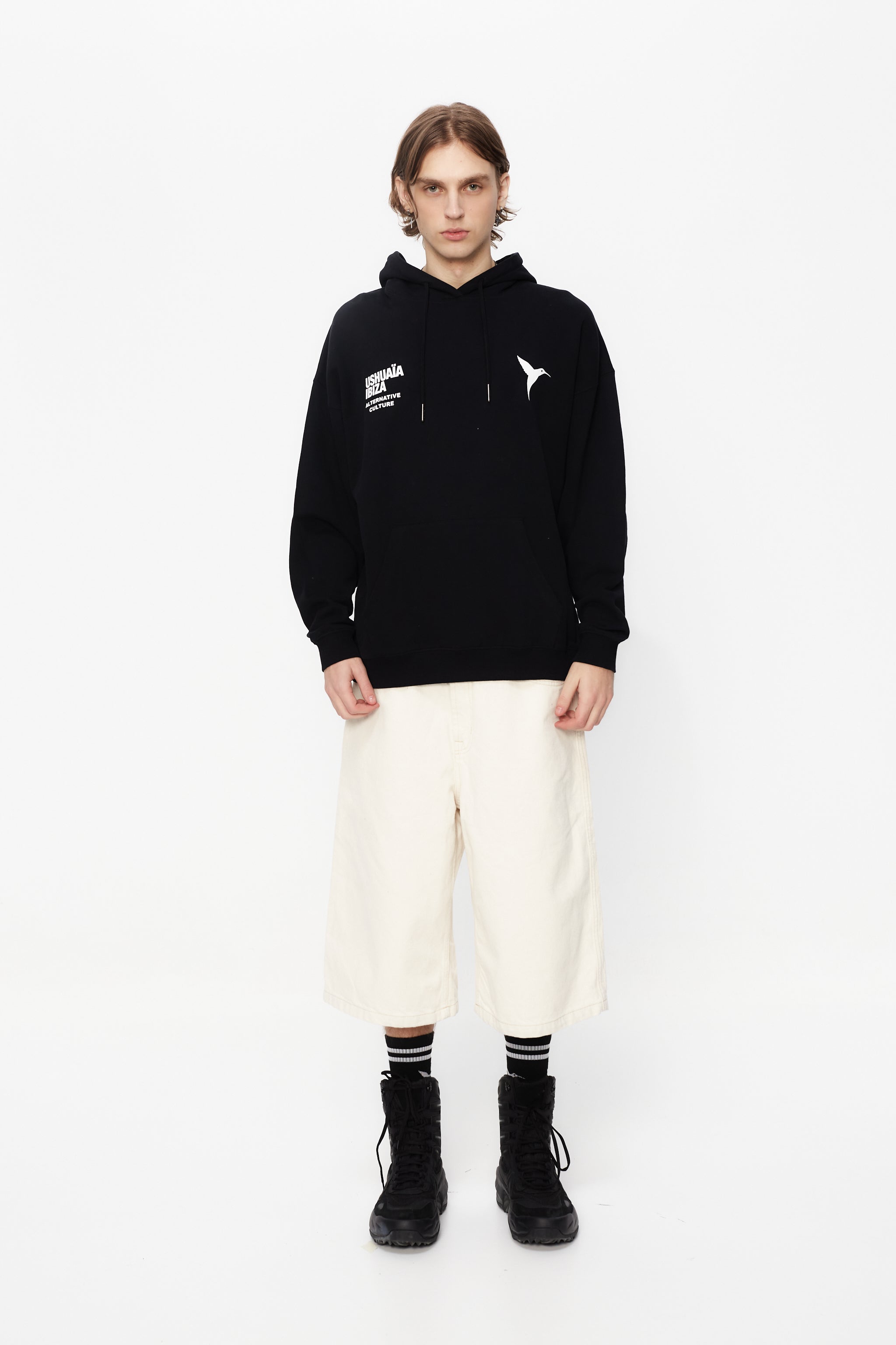 Oversized sweatshirt with adjustable hood with drawstring and washed long sleeves with peach effect. Contrast combined print detail on the front. Kangaroo pocket on the front. Ribbed finishes.