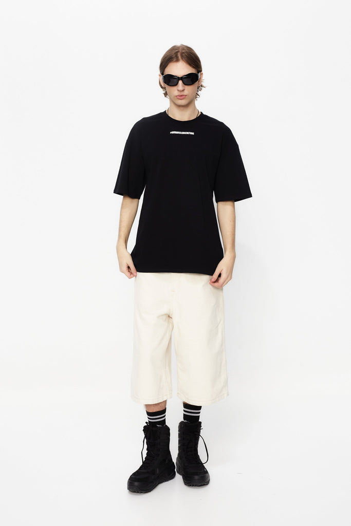 Oversize t-shirt with round neck and short sleeves. Contrast print detail on the front and back.
LIMITED EDITION 