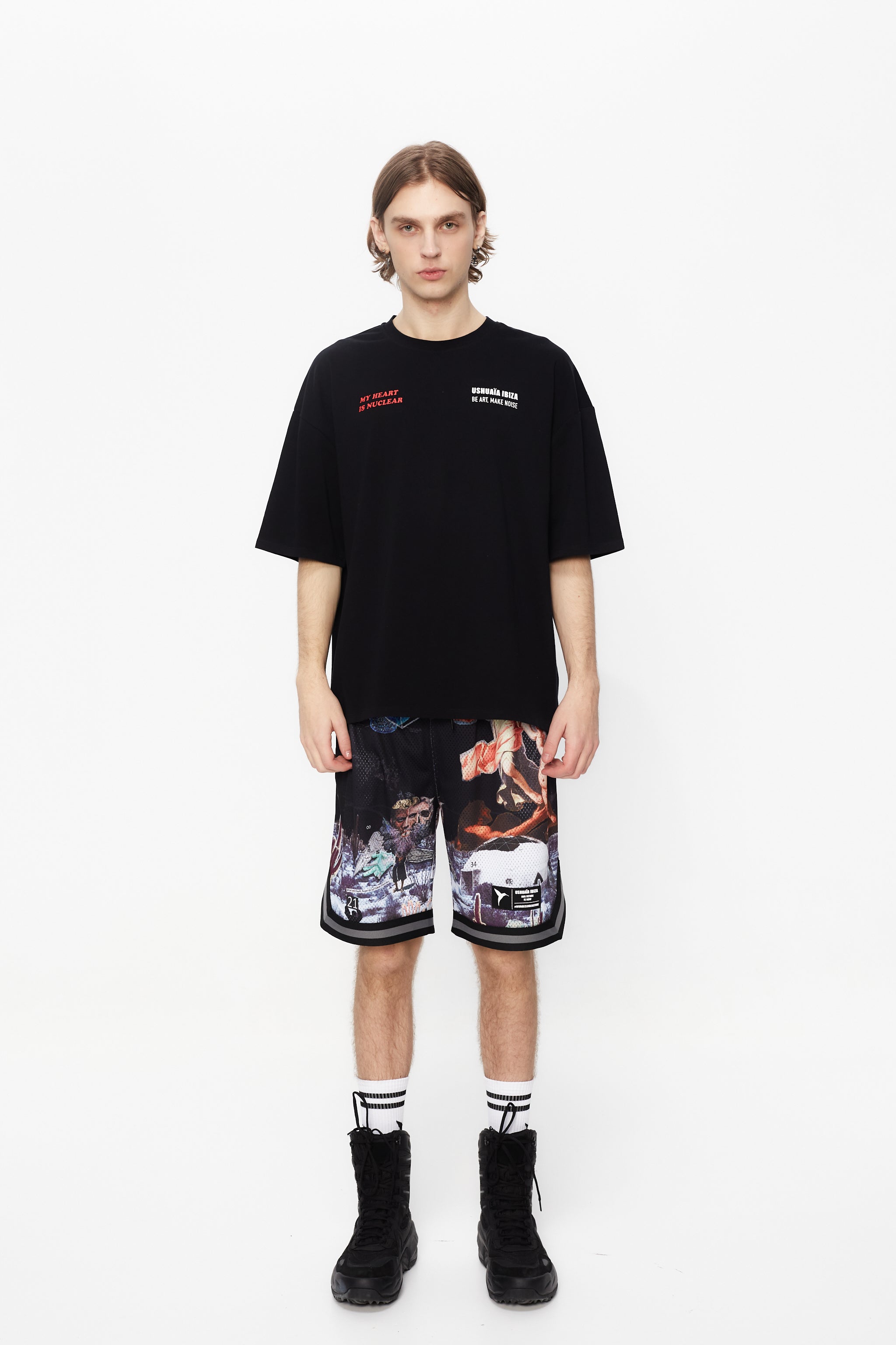 Oversize plus t-shirt with round neck and short sleeves. Contrast combined print detail on front and back.
USHUAÏA x ANDREA MARCACCINI 