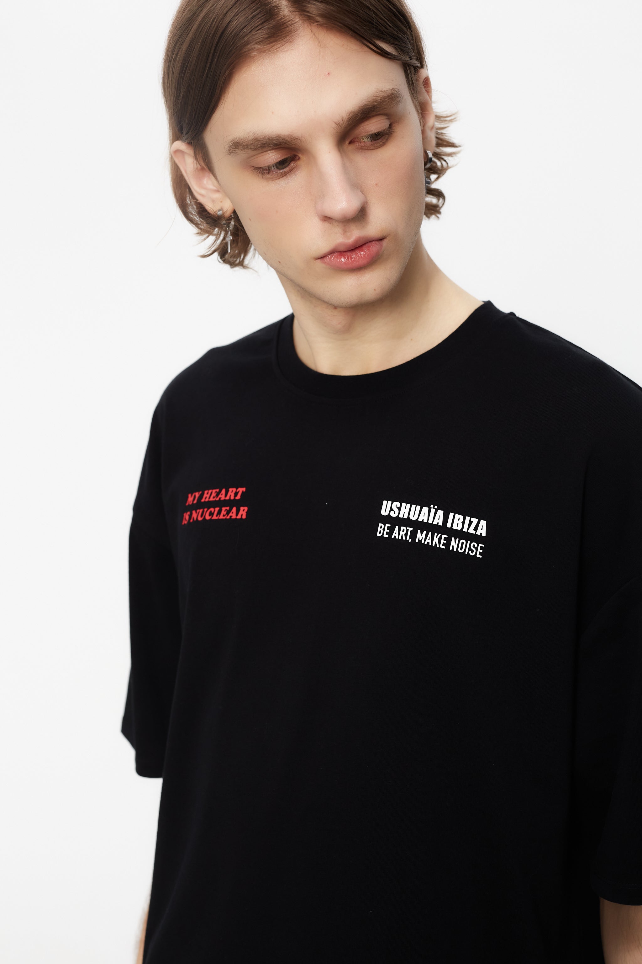 Oversize plus t-shirt with round neck and short sleeves. Contrast combined print detail on front and back.
USHUAÏA x ANDREA MARCACCINI 