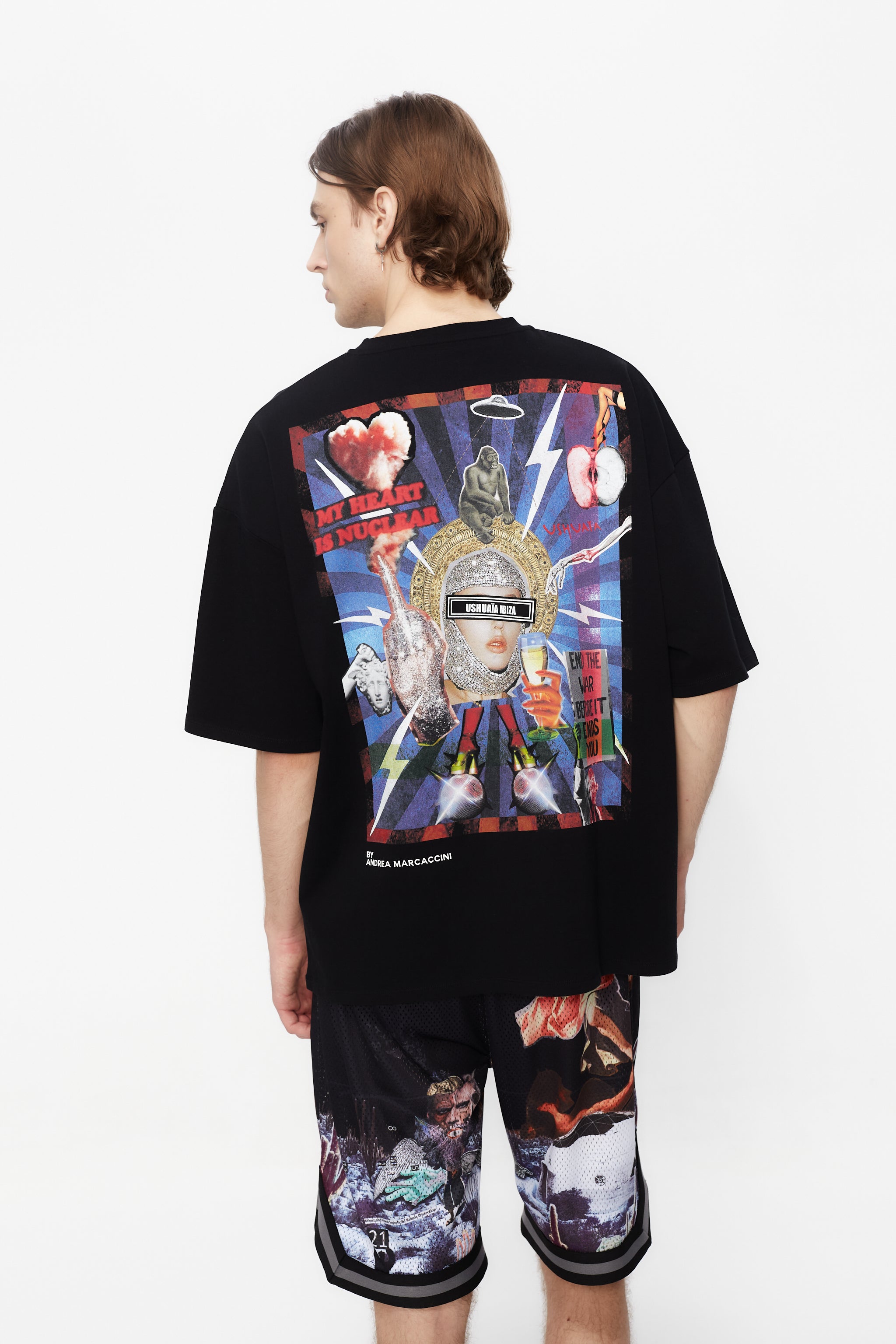 Oversize plus t-shirt with round neck and short sleeves. Contrast combined print detail on front and back.
USHUAÏA x ANDREA MARCACCINI 