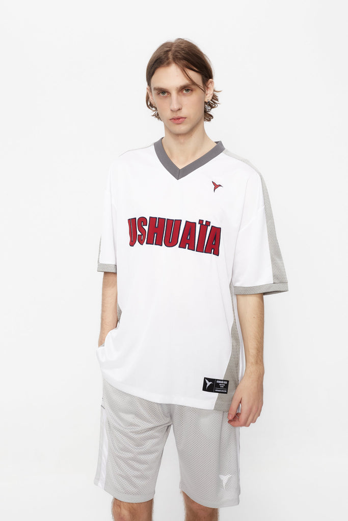 Bermuda shorts made of mesh fabric, light and breathable. Adjustable elastic waist with inner drawstring. Contrasting combined print on the front and side embroidery. Decorative snap detail on the sides with integrated pockets