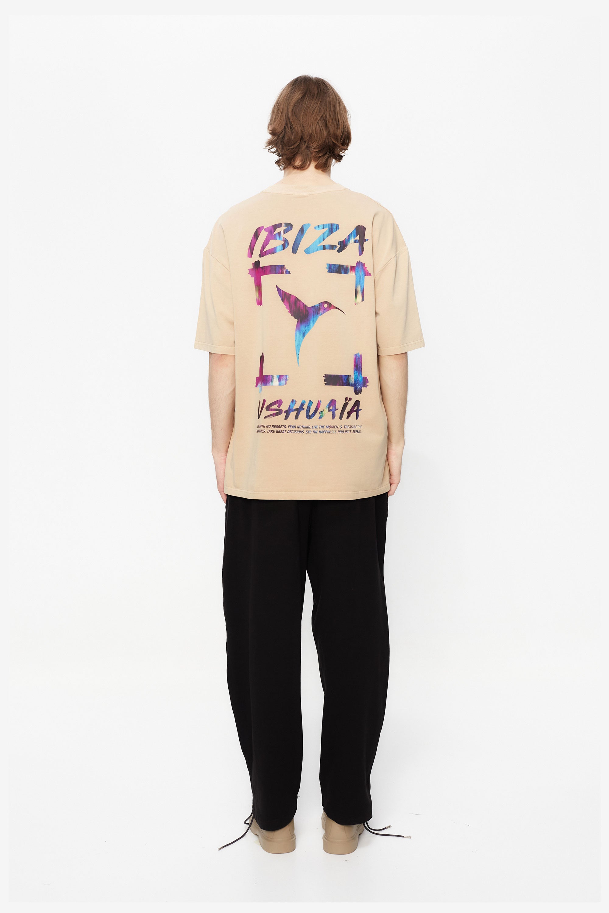 Oversized t-shirt with round neck and short sleeves. Contrast combined print detail on front and back.