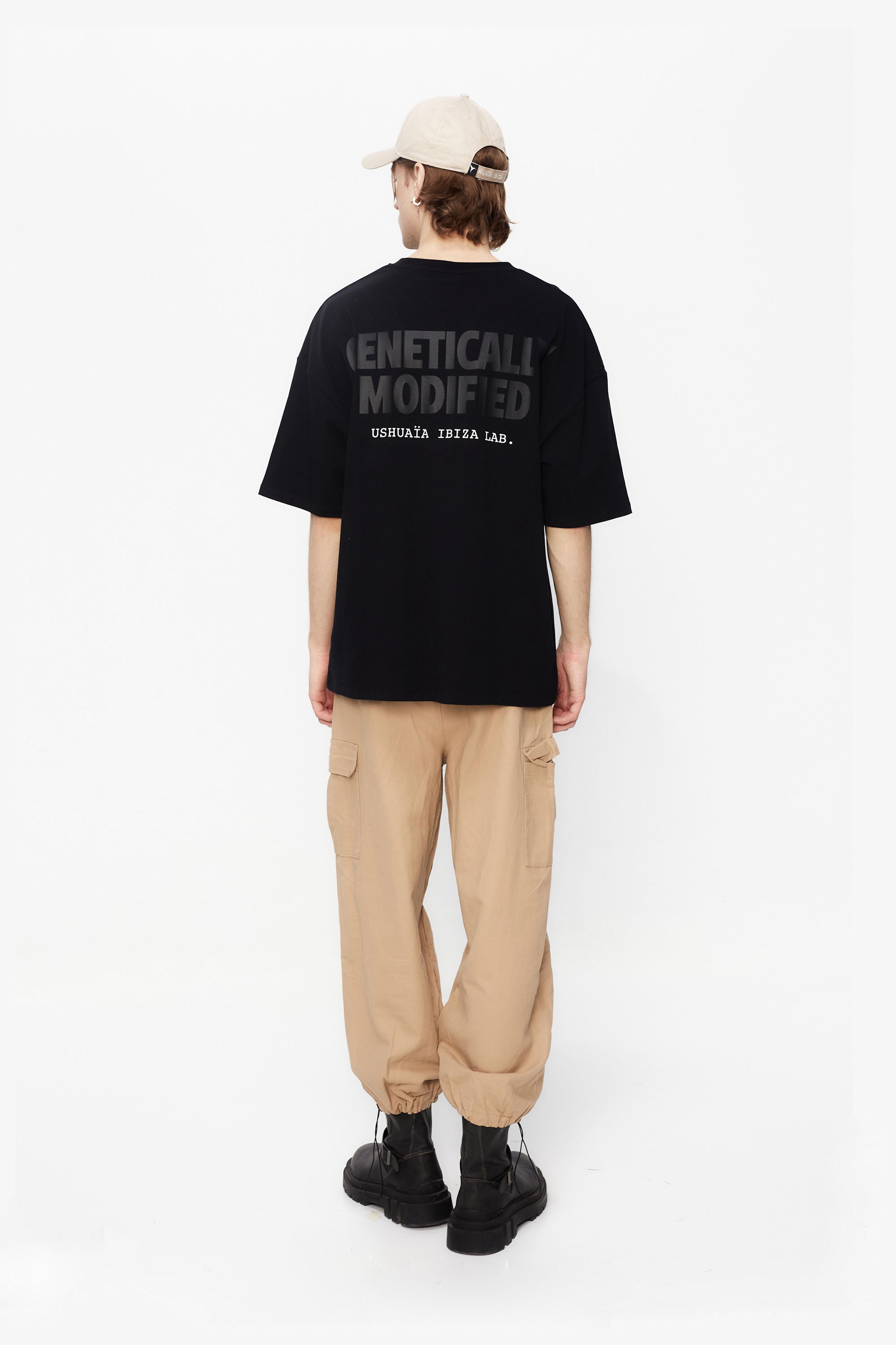 Oversize plus t-shirt with round neck and short sleeves. Patch detail on the front combined with contrast print on the back.