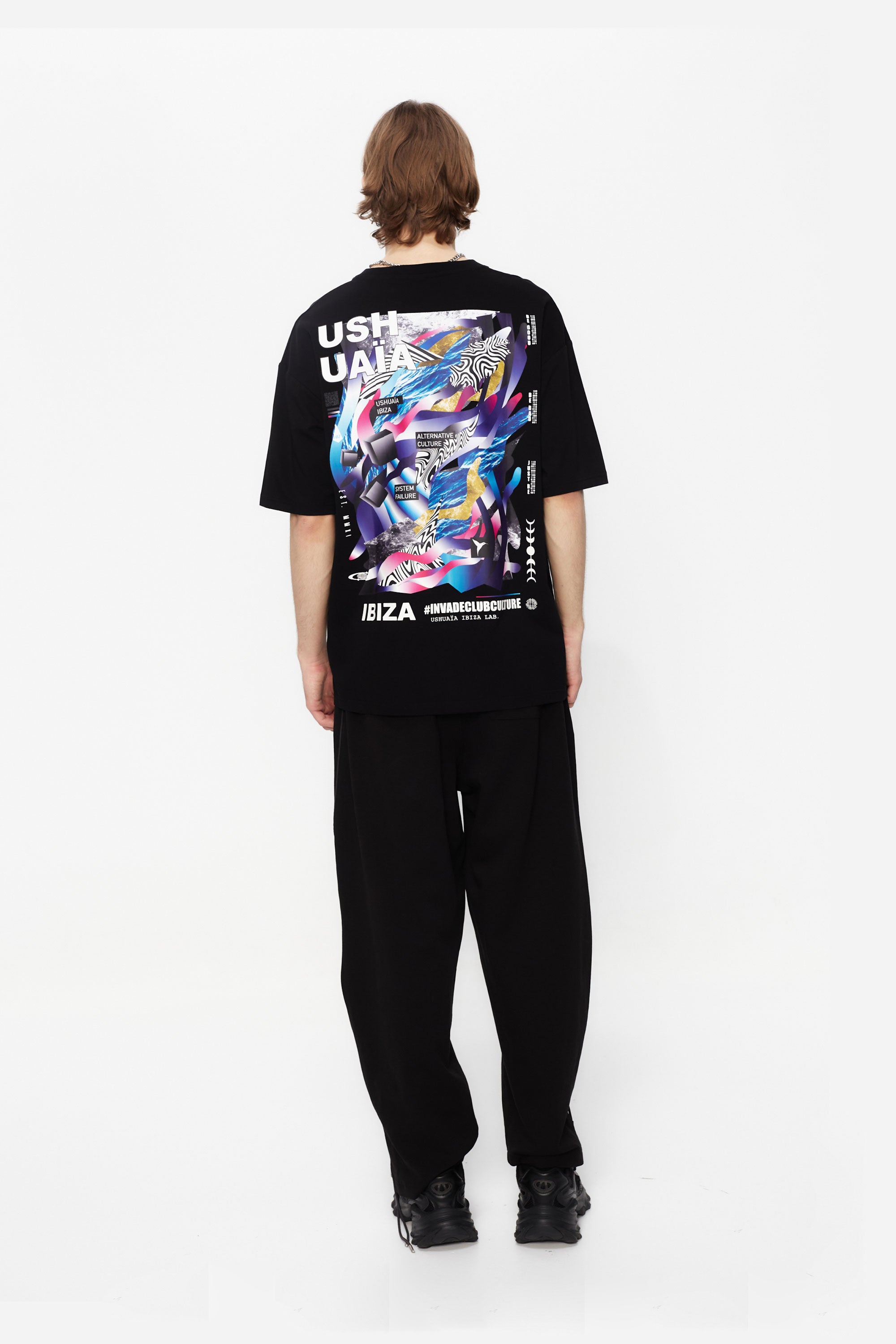 Oversized t-shirt with round neck and short sleeves. Contrast combined print detail on front and back.